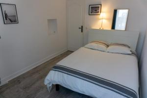 a bedroom with a large white bed in a room at Le Galois - Spacieux appartement en hypercentre de Blois in Blois