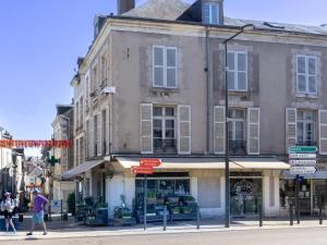 a building on a city street with people walking on the street at Le Galois - Spacieux appartement en hypercentre de Blois in Blois