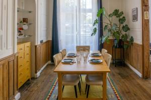 a dining room with a wooden table and chairs at Le Galois - Spacieux appartement en hypercentre de Blois in Blois