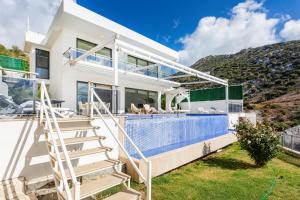 eine Villa mit Swimmingpool und einem Haus in der Unterkunft infinity mountain in Kalkan