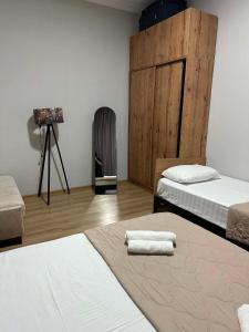a room with two beds and a camera on a tripod at Chaki 2 in Ureki