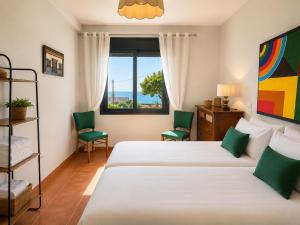 a bedroom with two beds and a window at Holibai Vila Santa Rita Vistas al mar cerca de Baiona in Oia