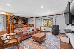 a living room with a couch and a tv at Tatanka Hideaway Hot Tub Pool Table Massive Space in Custer