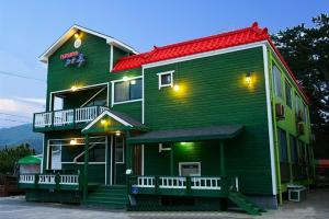 a large green building with a red roof at Buan Floor Pension in Buan +4 photos