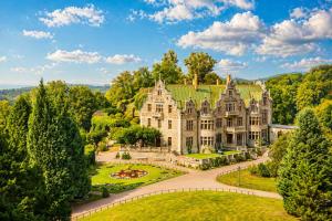 an aerial view of a mansion with a garden at Kulturhotel Kaiserhof in Bad Liebenstein