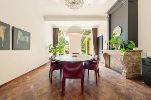 a dining room with a table and chairs at B&B Huyze Weyne in Bruges