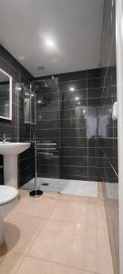 a bathroom with a shower and a toilet and a sink at Hostal Porto Mar in Salou