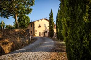 an empty road in front of a building at Agriturismo San Jacopo in Reggello