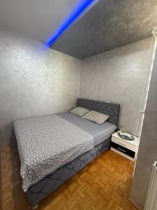 a small bedroom with a bed in a room at Play Apartman Obrenovac in Obrenovac