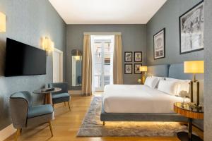 a hotel room with a bed and a tv at Tivoli Palazzo 1880 Lecce Hotel in Lecce