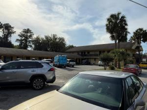 a group of cars parked in a parking lot at Kings Suites Near Naval Base I-95 Kingsland in Kingsland