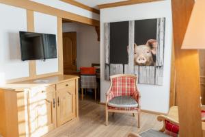ein Zimmer mit einem Bild von einem Schwein, das seinen Kopf aus dem Fenster streckt in der Unterkunft Eurener Hof in Trier