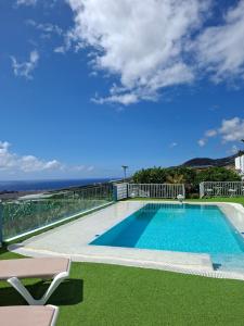 a swimming pool with a view of the ocean at Casa Nine con piscina Vacacional La Palma in Breña Baja