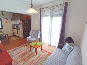 a living room with a couch and a table at Lazy Lizard by the Ocean in Seixal