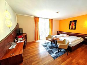 a hotel room with a bed and a table at Hotel Öhlknechthof in Horn