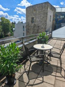a patio table and chairs on a balcony at Hotel Öhlknechthof in Horn