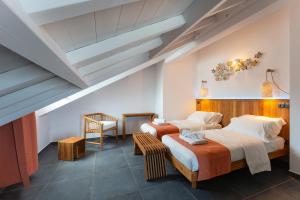 two beds in a room with a attic at L'Astrolabe in Vieux-Fort