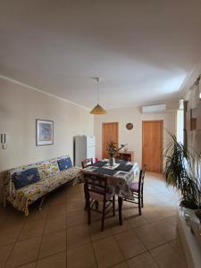 a living room with a table and a couch at Casa Murales in Diamante