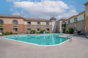 a swimming pool in front of a building at Best Western Davison Inn in Davison