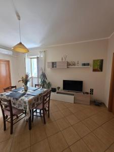 a living room with a table and chairs and a television at Casa Murales in Diamante