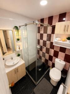 a bathroom with a shower and a toilet and a sink at Hospedaje Edificio Alejandria in Sogamoso +16 photos