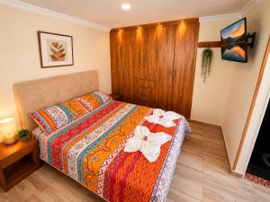 a bedroom with a bed with bows on it at Hospedaje Edificio Alejandria in Sogamoso