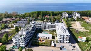 an aerial view of a building near the ocean at Aparts Care Beztroski Apartament Ku Morzu in Sianozety