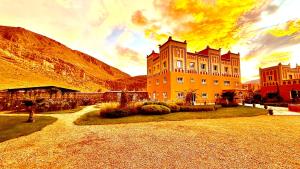 a large building in front of a mountain at Hotel New Mars Dades in Aït Idaïr