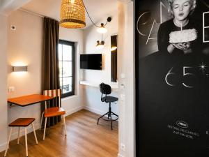 TV i/ili multimedijalni sistem u objektu 7Art Hotel