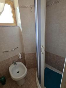 a bathroom with a toilet and a sink and a shower at Casa Murales in Diamante +18 photos