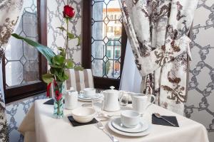 Príslušenstvo na prípravu kávy alebo čaju v ubytovaní Hotel Ca' Nobile Corner