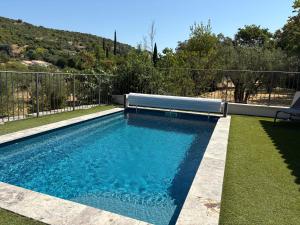 a swimming pool with a bench in a yard at villa'nduzienne in Anduze