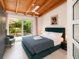 a bedroom with a bed and a window at Sun Arise in Porto Rafti