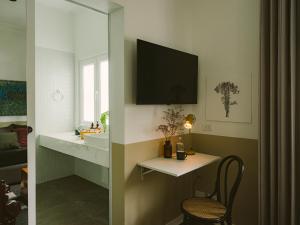 a room with a table and a chair and a mirror at Fausto by Andean in Lima