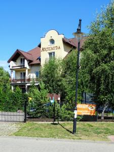a street light in front of a building at B&B Artemida in Ostrowo