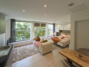 a living room with a couch and a bed at Cocoon studio in Gap