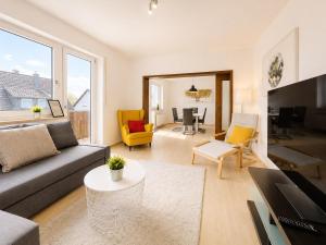 a living room with a couch and a table at Dill Apartments Pleinfeld Pacellistraße in Pleinfeld