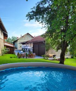 ein Swimmingpool im Garten eines Hauses in der Unterkunft Waldglanz Loft in Freyung