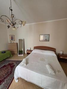 a bedroom with a bed and a chandelier at Casa Murales in Diamante