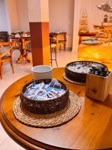 ein Tisch mit zwei Körben darauf in der Unterkunft Missal Hotel in Aparecida