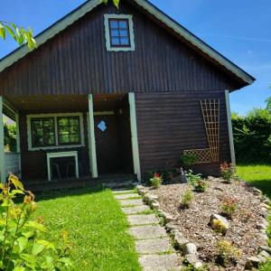 a cottage with a pathway leading to the front door at Les Petites Cabanes de Machiel in Machiel