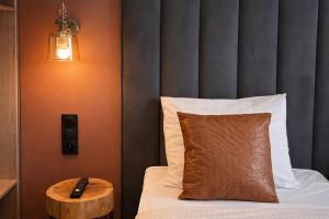 a bedroom with a bed with a pillow and a table at Hotel Evo in Witunia