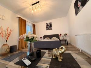 a living room with a bed and a table in a room at Renate House in Băile Herculane
