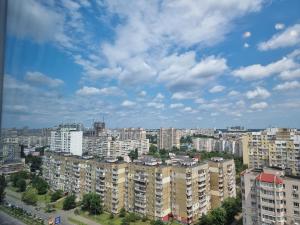 a view of a city with tall buildings at Панорамний Краєвид на Озеро Позняки Жк Лебединий in Kyiv