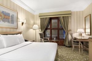 Postel nebo postele na pokoji v ubytování Makkah Hotel