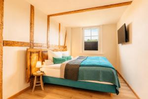 a bedroom with a bed and a window at Harzlodge Lebenstraum in Braunlage