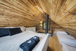 a bedroom with a large wooden ceiling at Forest&Lake Retreat in Dehtáře