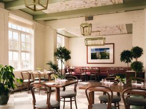 a restaurant with tables and chairs in a room at Hotel Viking in Newport