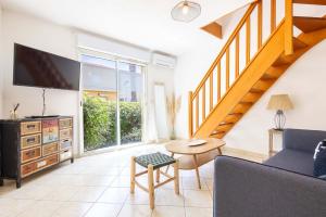 a living room with a couch and a table at Valras-Loc Maison T3 in Valras-Plage