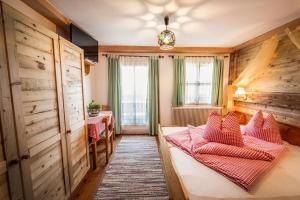 a room with two chairs and a bed with a window at Familienwanderhof Eggeler in Liesing